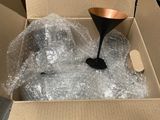 une boîte en carton contenant un entonnoir