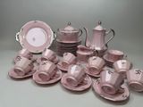 un grand nombre de tasses et de soucoupes sur une table