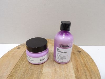 un flacon de lotion et un pot de lotion posés sur une table