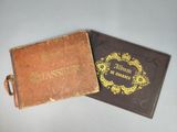 deux vieux livres posés sur une table
