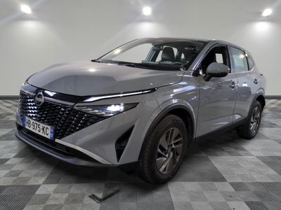 Nissan QX-V 2020 : un SUV exposé dans un showroom au sol à damier