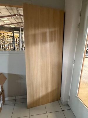 une boîte en carton posée par terre devant une porte