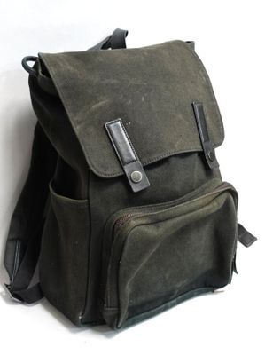 sac à dos sur fond blanc, avec un mur blanc en arrière-plan