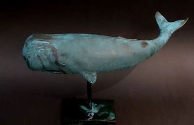 Sculpture figurant une Grande Baleine à dents ou un Cachalot…