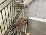 une grille métallique sur laquelle sont disposés tout un tas de beignets