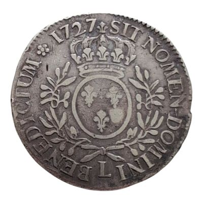 gros plan d'une pièce de monnaie surmontée d'une couronne