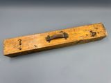 une vieille boîte en bois, sur laquelle est posée une clé, posée sur une table