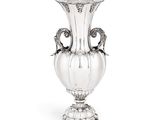 un vase en argent posé sur un socle