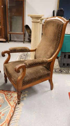Fauteuil Voltaire en noyer garni de velours à motifs