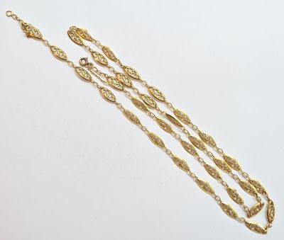 gros plan d'un collier en or auquel est attachée une chaîne