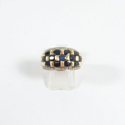 gros plan d'une bague avec des diamants noirs et blancs