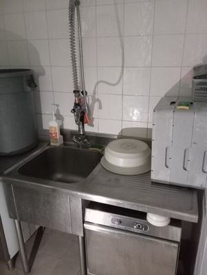 une petite cuisine équipée d'un évier et d'un lave-vaisselle