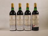 trois bouteilles de vin posées l'une à côté de l'autre sur une table
