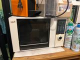 un micro-ondes posé sur une table