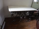 une table au plateau en marbre, dans un coin de la pièce