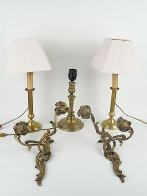 une paire de lampes de table anciennes en laiton, chacune munie d'un abat-jour