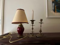 LOT de luminaires comprenant deux bougeoirs, une lampe et un…