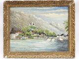 une peinture à l'huile représentant un village au bord d'un lac, avec une montagne en arrière-plan