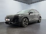 une Audi QX 2021 grise garée dans une grande pièce