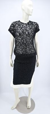 N°21 - Robe en guipure noire, bas gansé blanc.