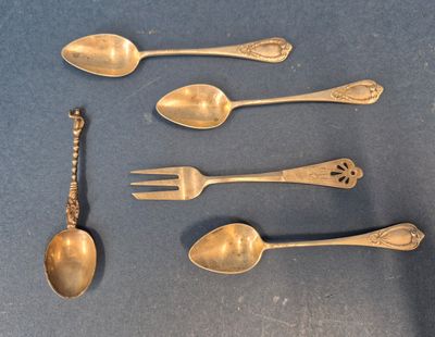six cuillères et une fourchette sont posées sur une table