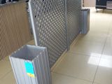 deux poubelles posées par terre l'une à côté de l'autre