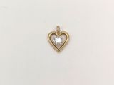un pendentif en forme de cœur en or, orné d'un diamant blanc au centre