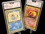 Deux cartes Pokémon sont présentées dans des pochettes en plastique sur un fond noir.
