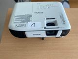 un projecteur posé sur un bureau dans une salle de classe