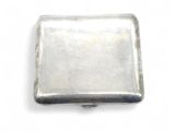 porte-cartes de visite rectangulaire en métal plaqué argent sur fond blanc