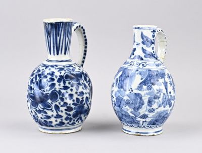 paire de vases bleus et blancs à motifs floraux