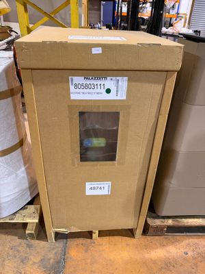 une boîte en carton posée sur une palette dans un entrepôt