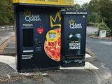un distributeur automatique sur lequel figure une pizza