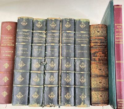 Plusieurs vieux livres sont empilés les uns à côté des autres sur une étagère