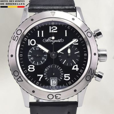 une image montrant un gros plan d'une montre-bracelet au cadran noir