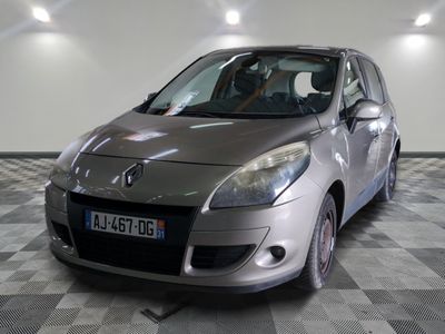 la photo d'une voiture argentée garée dans un garage