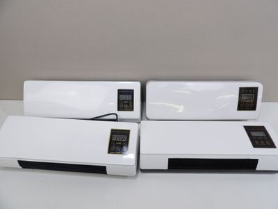 trois climatiseurs blancs posés sur une table blanche