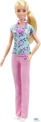 poupée Barbie aux cheveux blonds, vêtue d'un pantalon rose et tenant un stéthoscope
