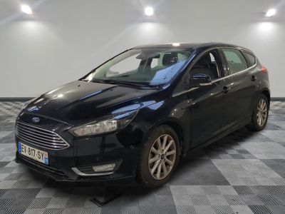 la voiture noire est garée sur un sol en damier dans le garage