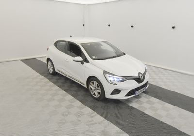 la voiture blanche est garée dans le garage sur le sol en damier