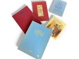 quatre livres posés sur une table