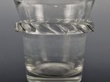 un vase en verre entouré d'une corde, posé sur une table