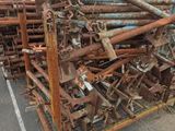 un gros tas de métal rouillé dans un parking