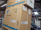deux cartons empilés l'un sur l'autre dans un entrepôt