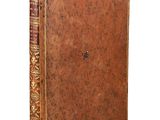 un livre ancien avec une couverture en cuir marron et des bordures dorées