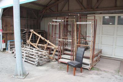 une pièce où il y a beaucoup de chaises et une chaise