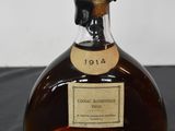 une vieille bouteille d'alcool posée sur une table noire