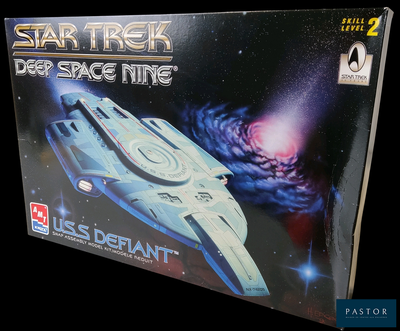 une boîte contenant une maquette d'un vaisseau de Star Trek