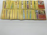 un lot de cartes posées sur une table