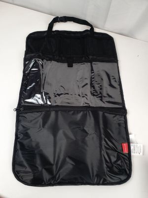un sac posé sur une table